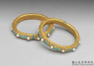 图片[2]-Pair of gold filigree rattled bracelets decorated with floral designs, Qing dynasty, 19th century-China Archive